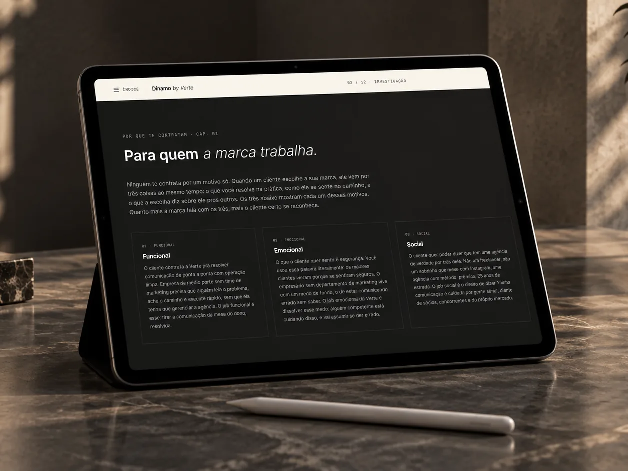Tablet mostrando o capítulo Para quem a marca trabalha, com os três motivos pelos quais um cliente escolhe a empresa